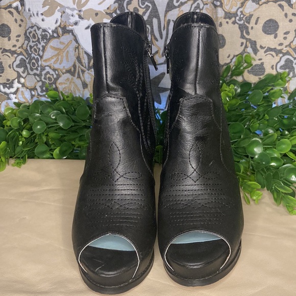 Miranda Lambert snip toe high heel booties. Size 7M Black Escapade - Picture 5 of 11